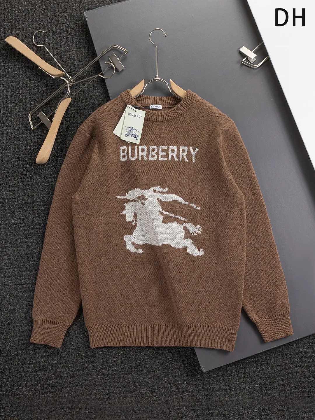 BURBERRY BBR bbr S-Xl BBR 25SS New Arrival New Arrival logo 🪡 50% 35% 15% T ，B ， ， Khaki ~~ ， B LOGO ， ， ， ！ Black White ， ， ~~ Classic ！！ ， ， ， Breathable ~ ！！Size：S-XL， ：Khaki Red ： S： 41- 51- 66 M： 43- 53- 68 L： 45- 55- 70 XL: 47- 57- 72